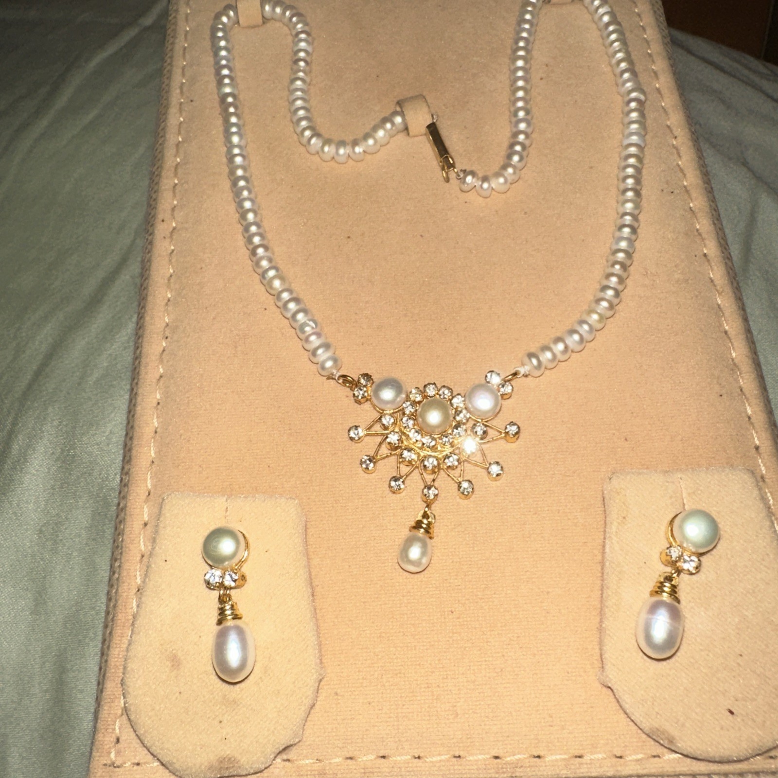 New v Elegant Good Quality Pears and Zirconia Necklace with Earrings Set