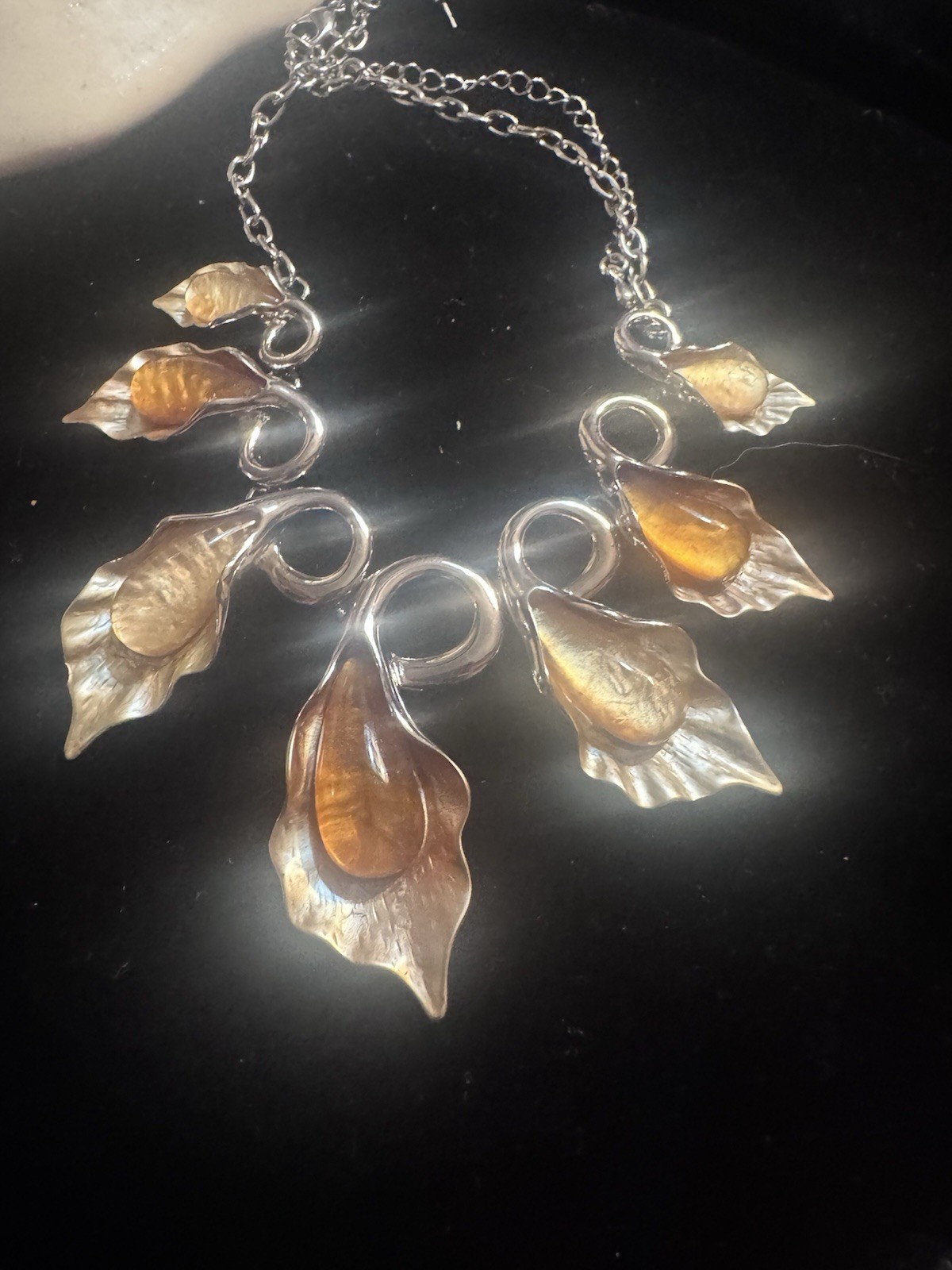 Unusual Lucite Silver Tone Leaf Jewelry Set Necklace & Earrings excellent .