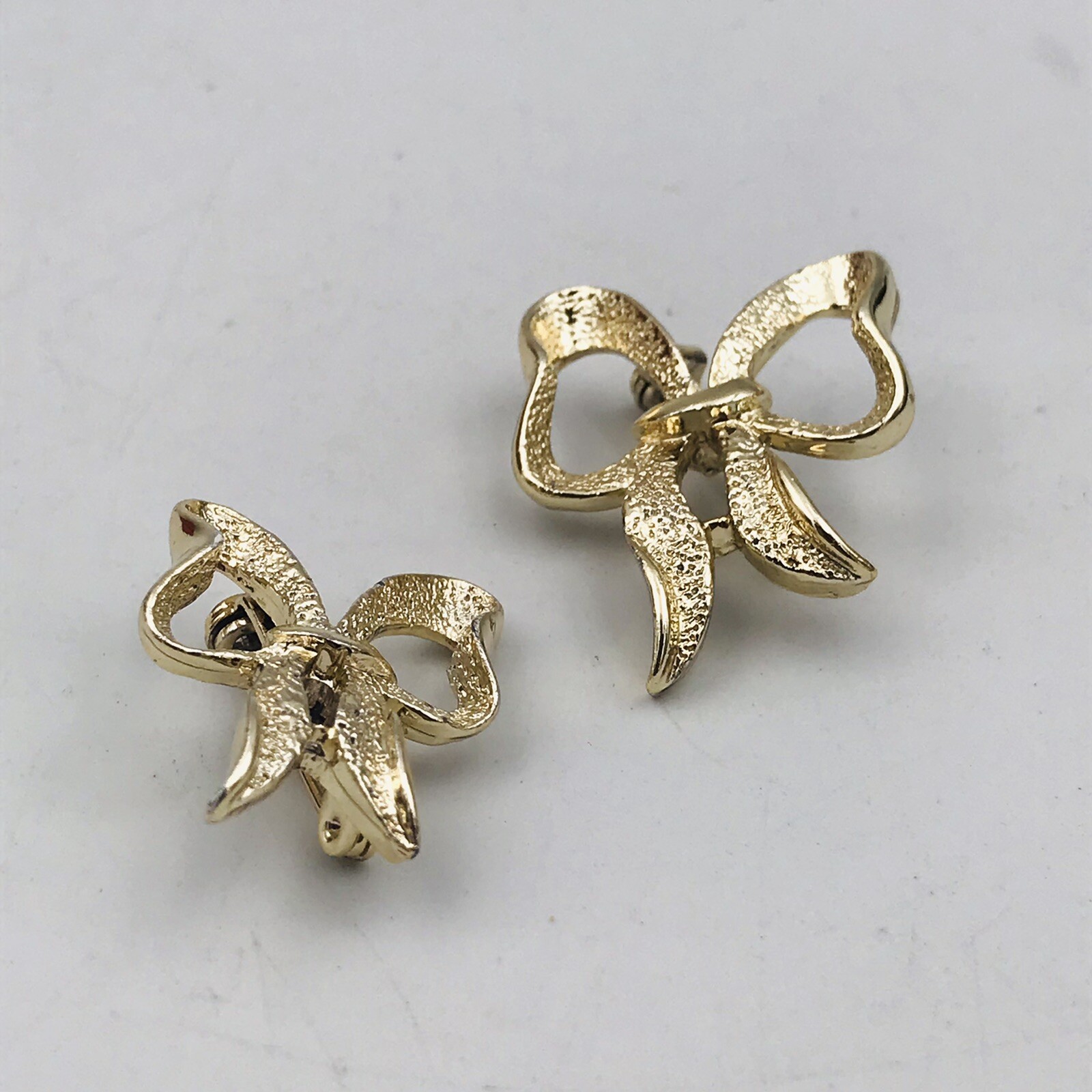 Two (2) Gerrys Signed Silver Tone Ribbons Pin Brooches 1 1/4″x1″ & 1 1/8″x7/8″