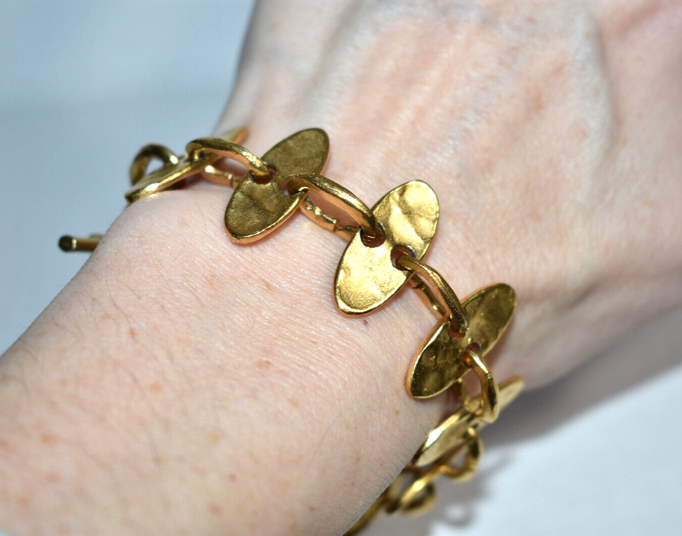 Biche De Bere Bracelet Gold Tone Links Modernist Hammered Toggle Clasp 8”
