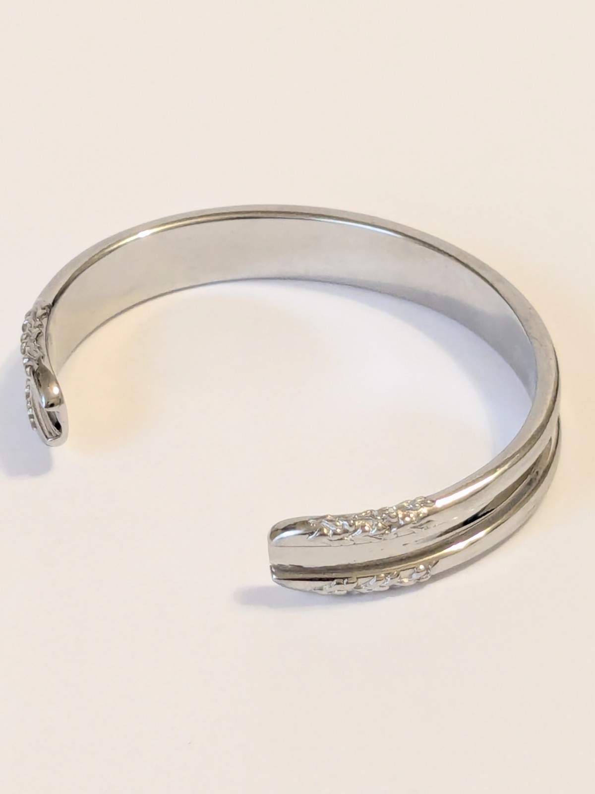 Silver Tone Open Cuff Bracelet With Textured Ends. 6 3/4 In. 1/2″ Wide. BOHO.