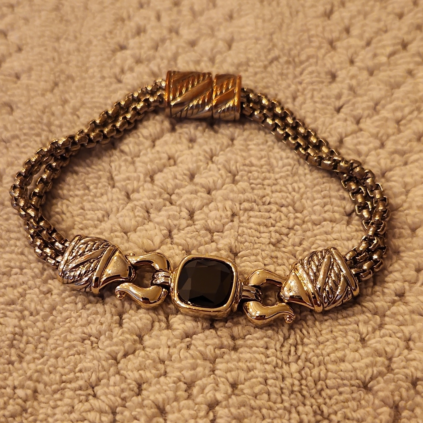Burnished Silver Tone Curb Link Chain Bracelet Black Stone Magnetic 7 in 0088