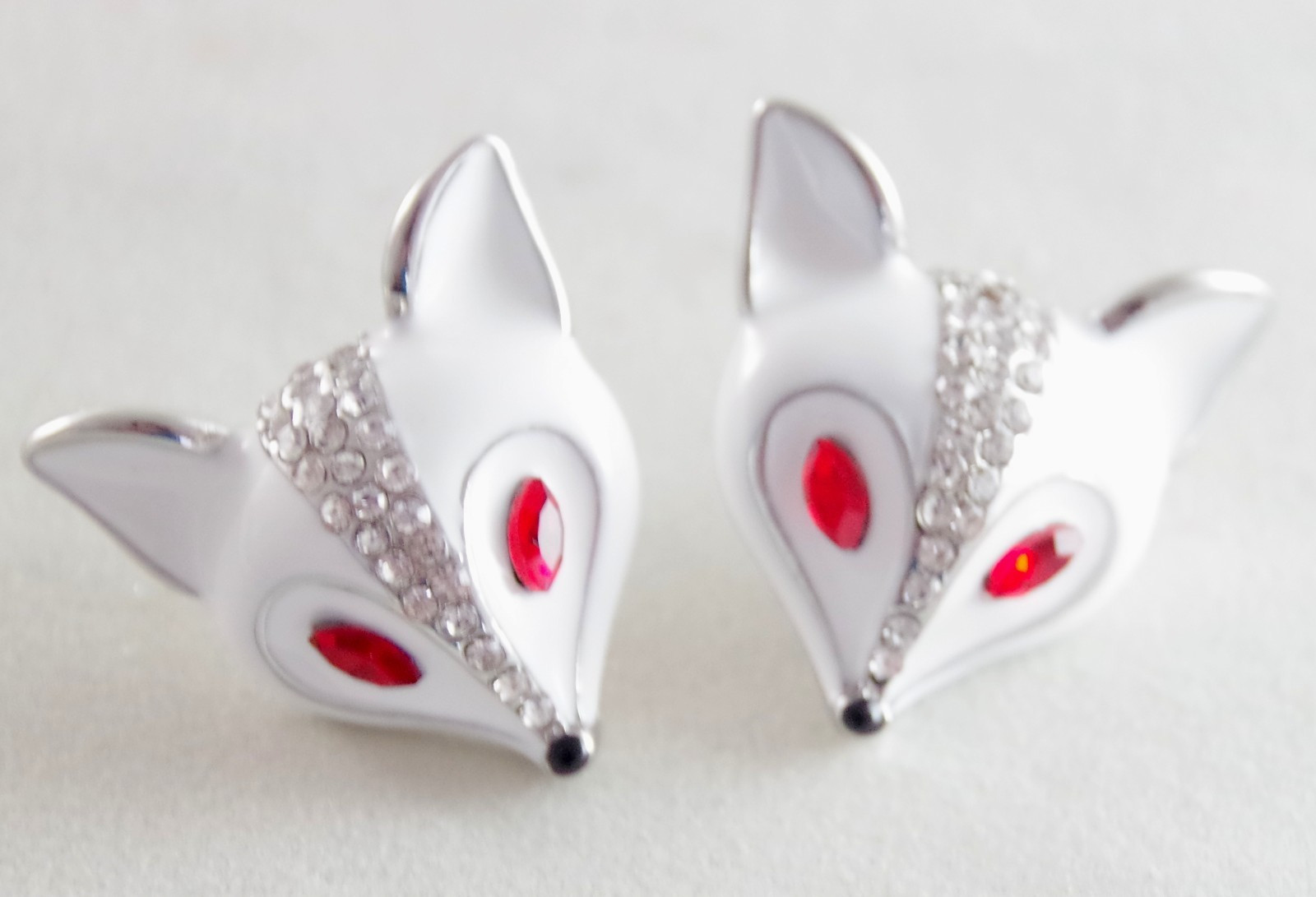 So Cute! BETSEY JOHNSON ARTIC FOX AB CRYSTAL RHINESTONE NECKLACE & EARRINGS SET