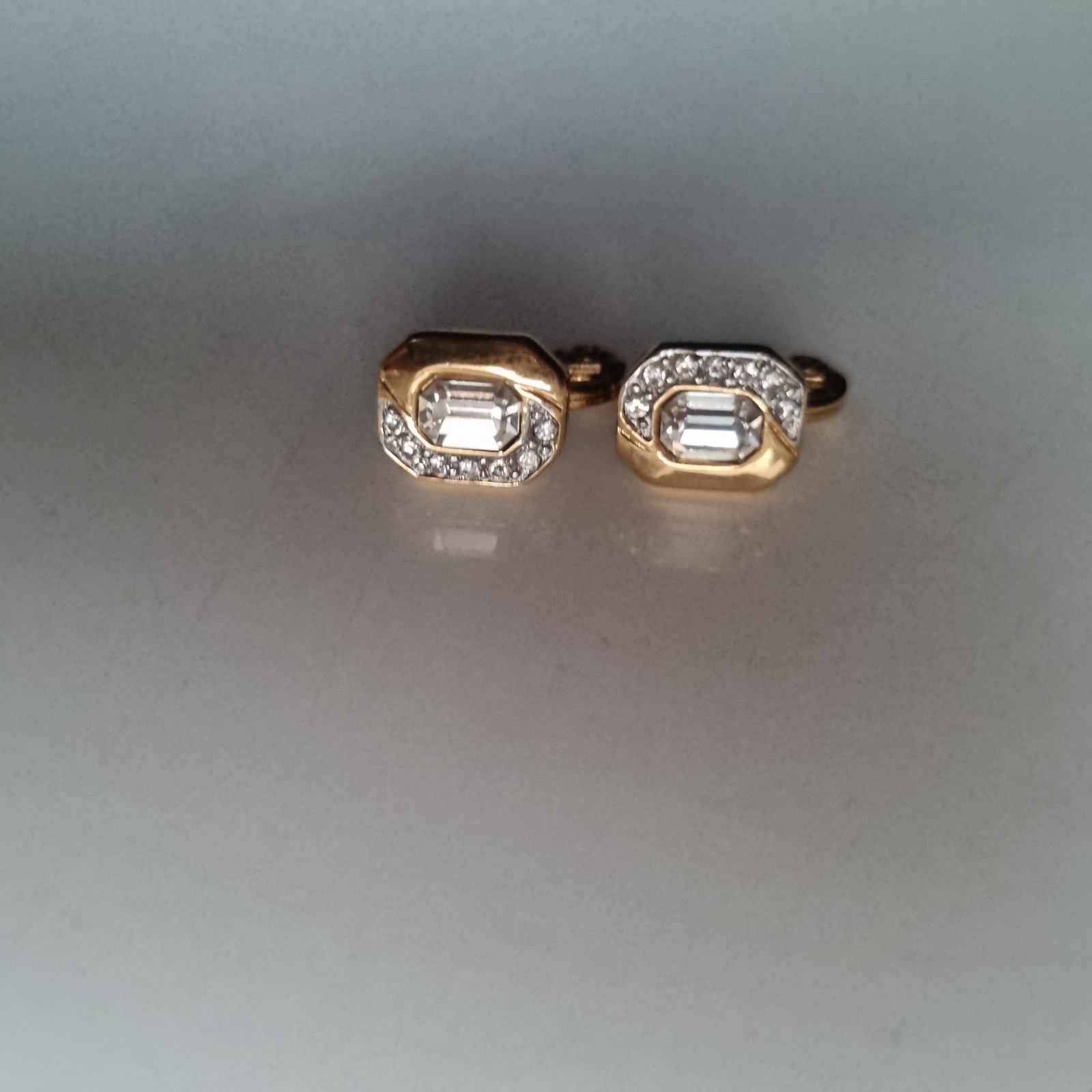 Very pretty pair of 1970’s Monet gold colour small clip on earrings (C500)