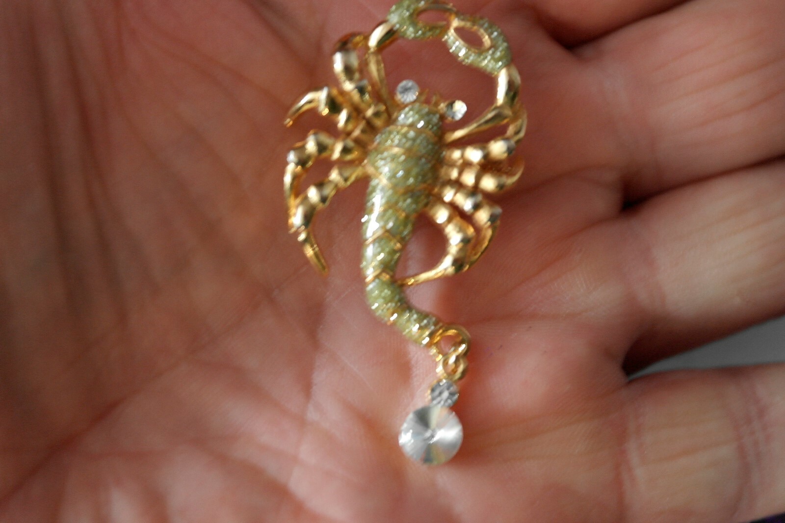 BEAUTIFUL FASHION BROOCH WITH SCORPIO 10.8 GR. 5.5 X 2.2 CM. WIDE IN GIFT BOX