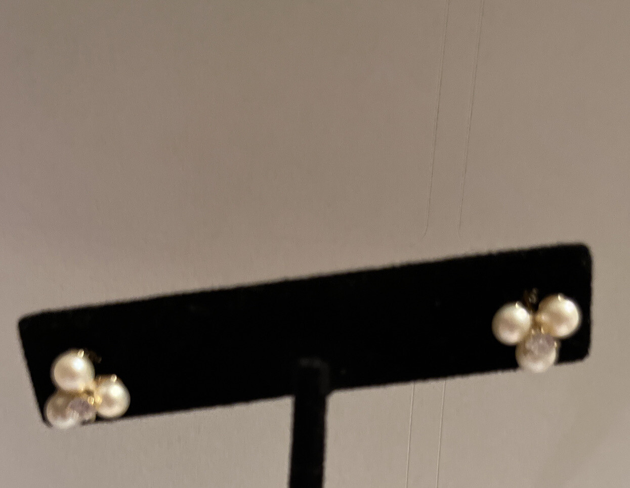 NWOT BROOKS BROTHER PEARL CLUSTER EARRINGS RED FLEECE F251
