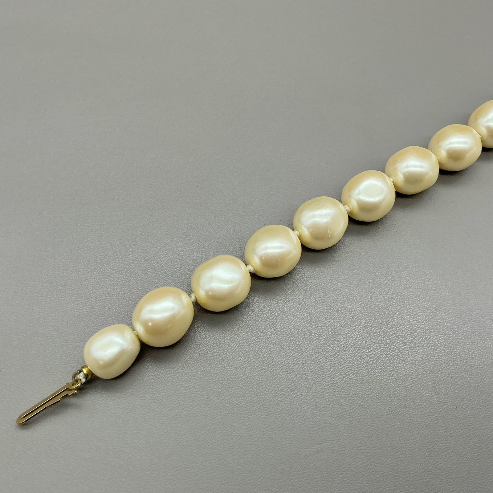 Liz Claiborne Bracelet White Cream Faux Pearl Beaded Gold Tone Fashion Jewelry