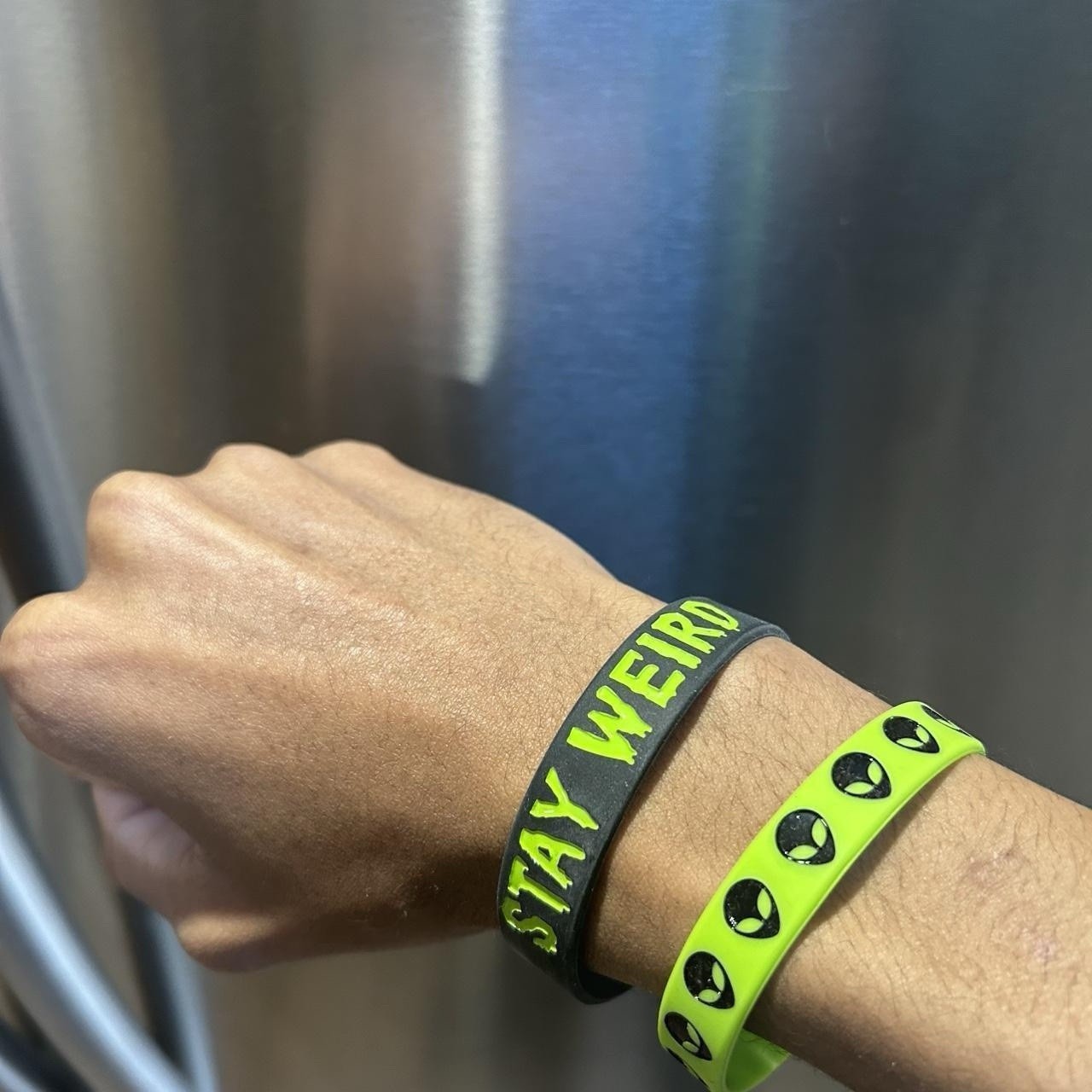 2 pcs Gothic Y2K Alien “Stay Weird Punk silicone Bracelet Style Black Green