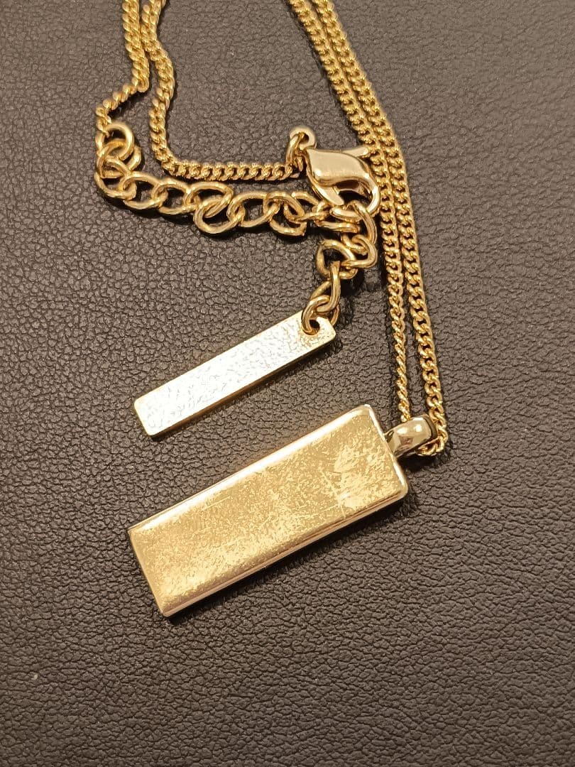 Burberry Plate Necklace Gold No Accessories