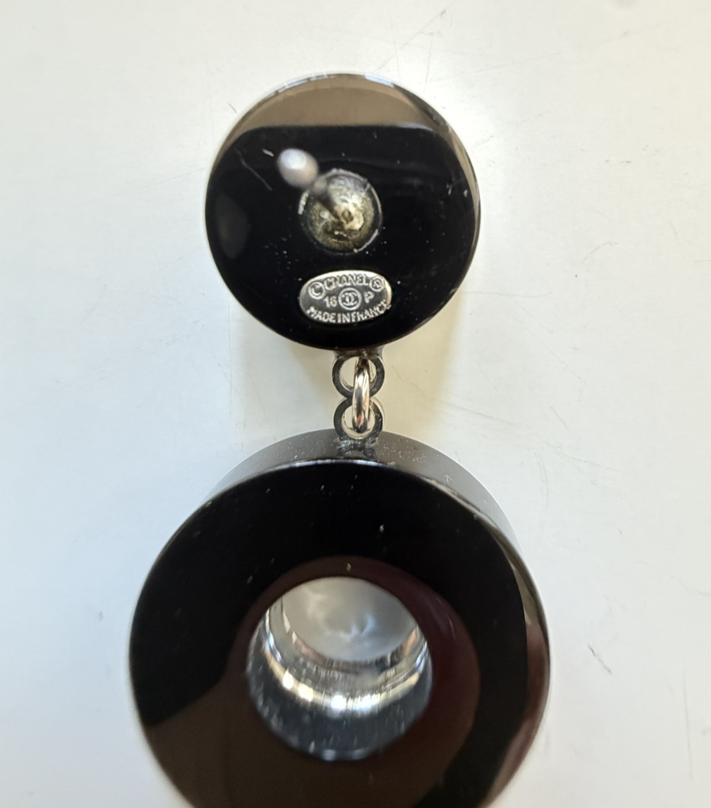 SINGLE CHANEL 60S-STYLE DROP-DISC EARRING BLACK AND SILVER MIRROR WITH CC LOGO