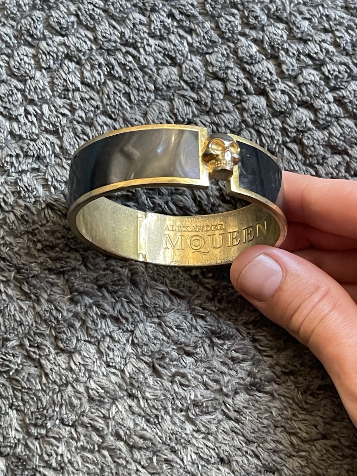 Alexander McQueen Cuff Bracelet With Skull Closure. Black And Gold