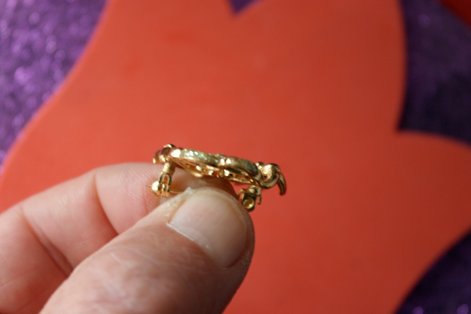 BEAUTIFUL FASHION BROOCH WITH SCORPIO 10.8 GR. 5.5 X 2.2 CM. WIDE IN GIFT BOX