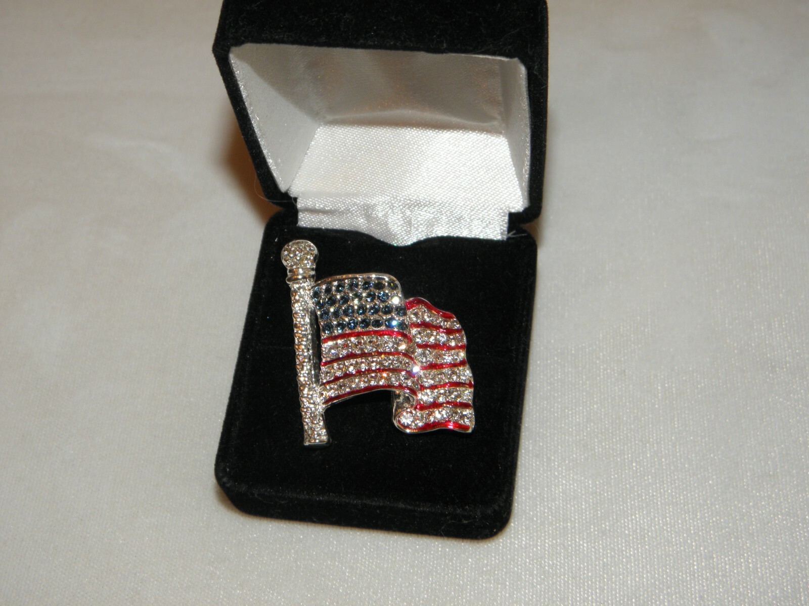 ELECTION 2024 USA FLAG REPUBLICAN DEMOCRAT LAPEL PIN JULY 4 AUSTRIAN CRYSTAL NEW