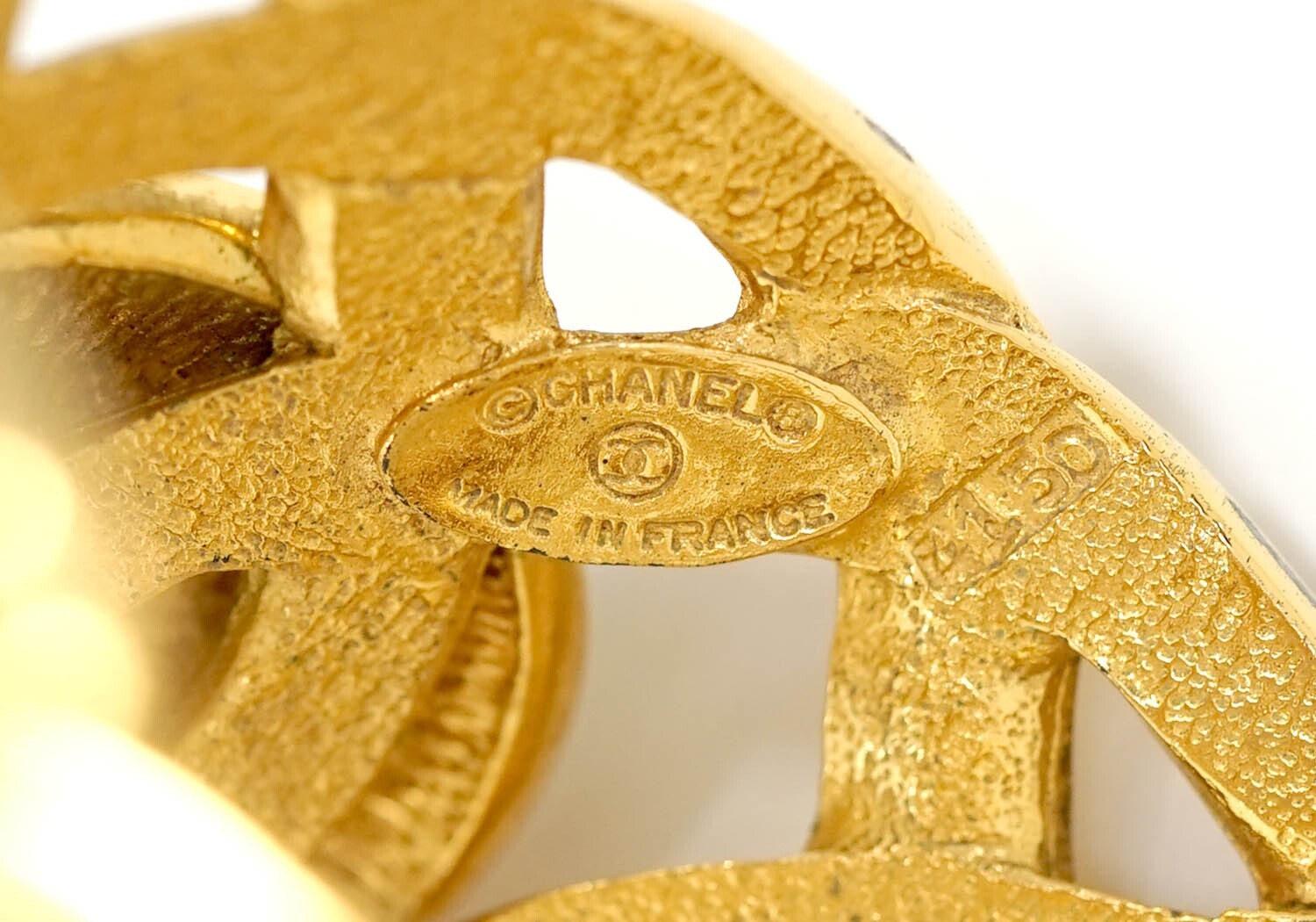 CHANEL CC Logo Round Bangle Bracelet 8.2″ Gold Tone Auth w/Box w11581