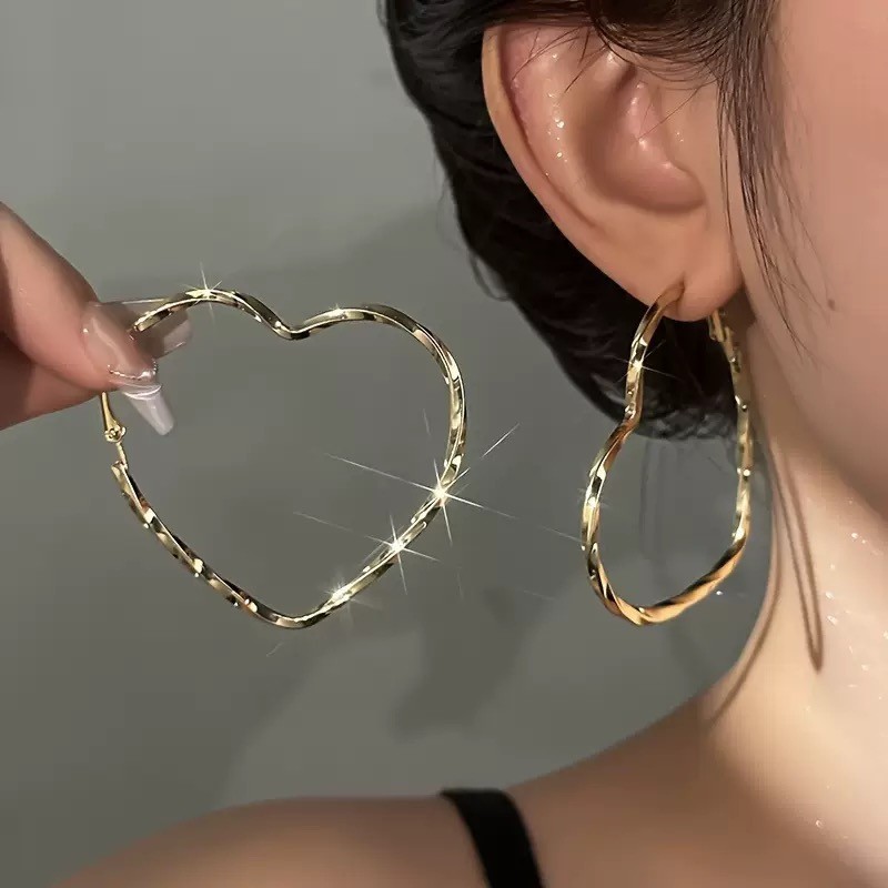 Pair of elegant and minimalist heart-shaped earrings with Golden pendants