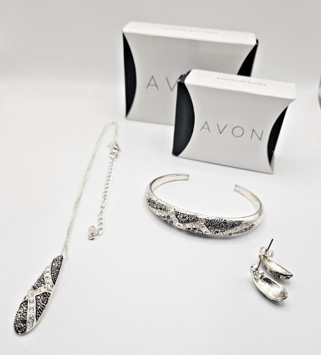 Avon Amaia Necklace Silver Tone Oblong Pendant matching earrings and bracket