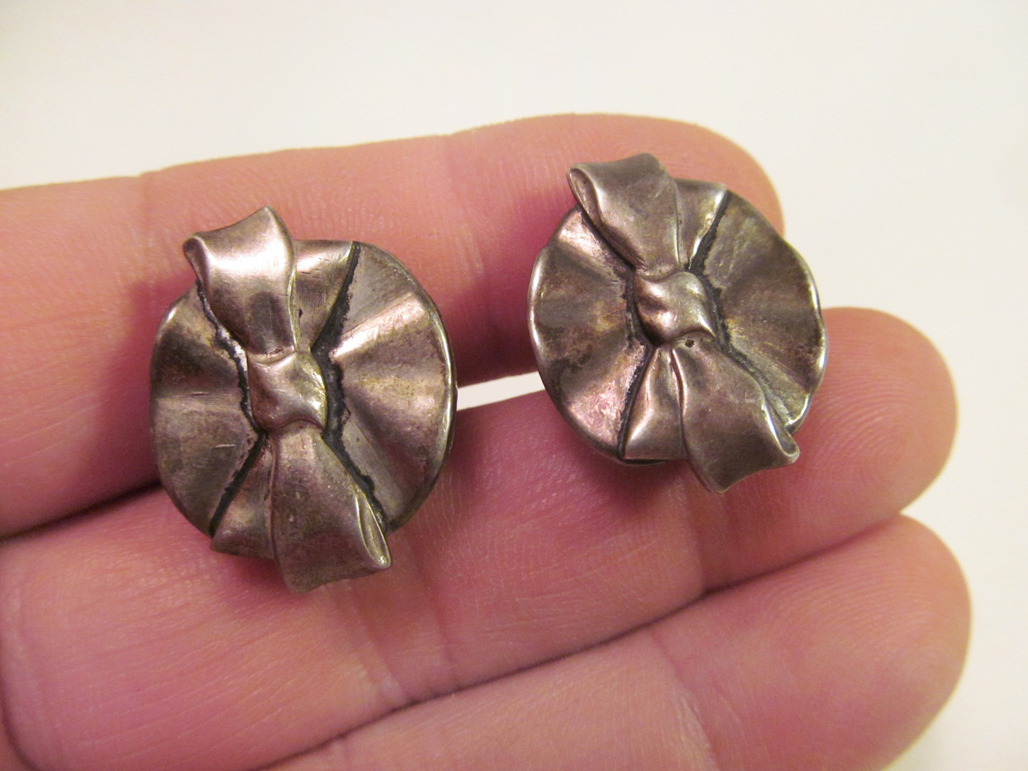 *Vintage Sterling Silver Screw Back Bow Earrings 8.2 grams