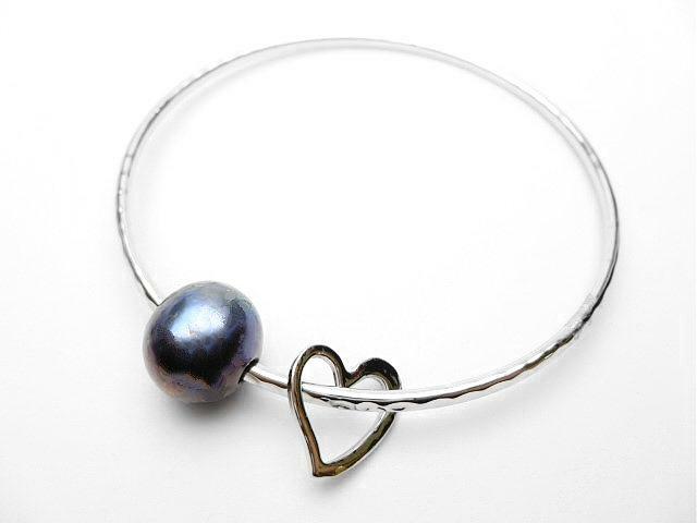 11-13MM CULTURED FRESHWATER PEACOCK PEARL RHODIUM PLATED HEART BANGLE 7.5-7.75