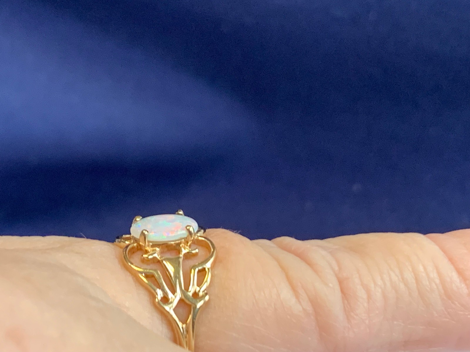 10K Yellow Gold Ring 1.53g Fine Jewelry Size 6 Band Opal Look Oval Stone *READ*