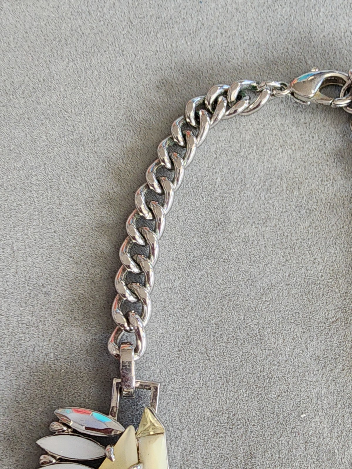 VINCE CAMUTO Signed Dramatic Runway Silver Tone Opalescent Glass Necklace