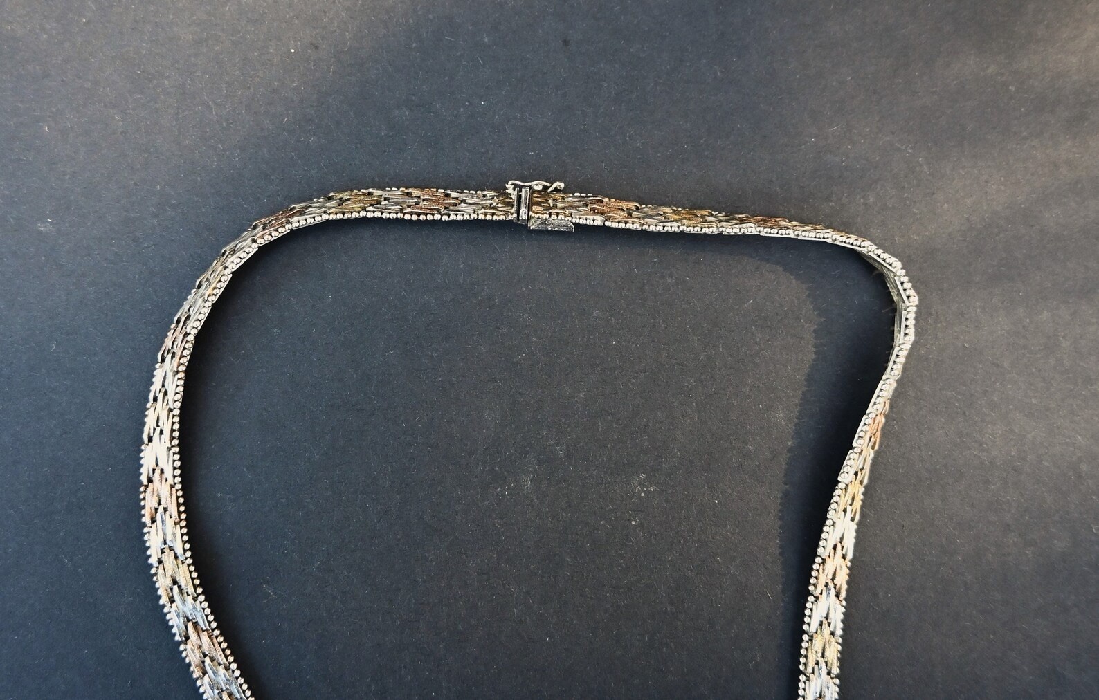 silver multi-colored herringbone tricolor 17-inch V-shaped mesh necklace,