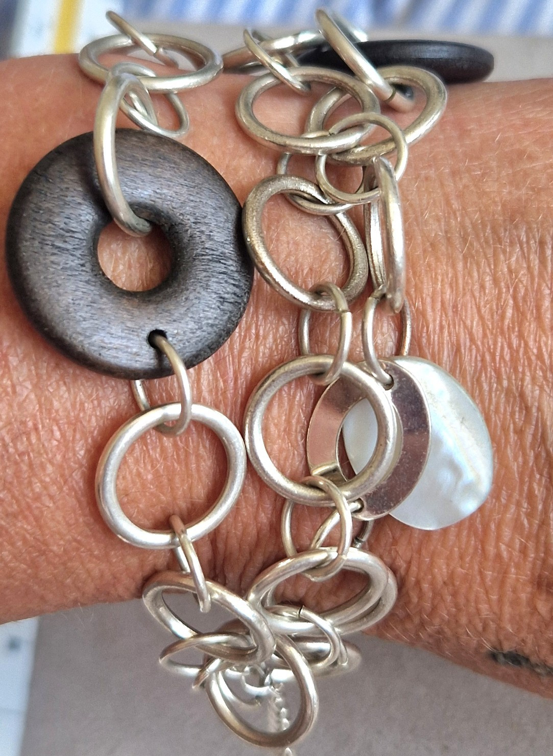 Silver‑Tone Oval Link Chain Charm Bracelet • Wood & Shell Disc Dangles • Adj