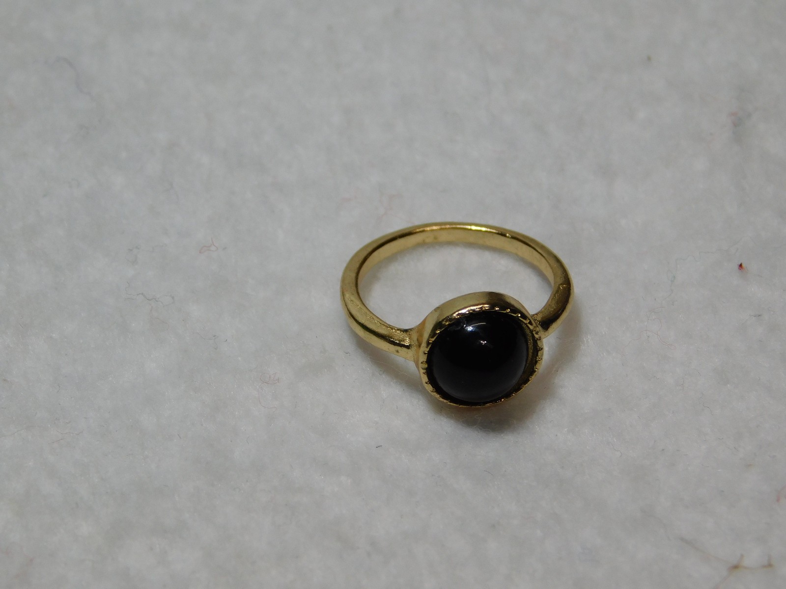 Vintage Womens Gold Tone With a Black Stone Ring. Size 4.5 in VG Cond.