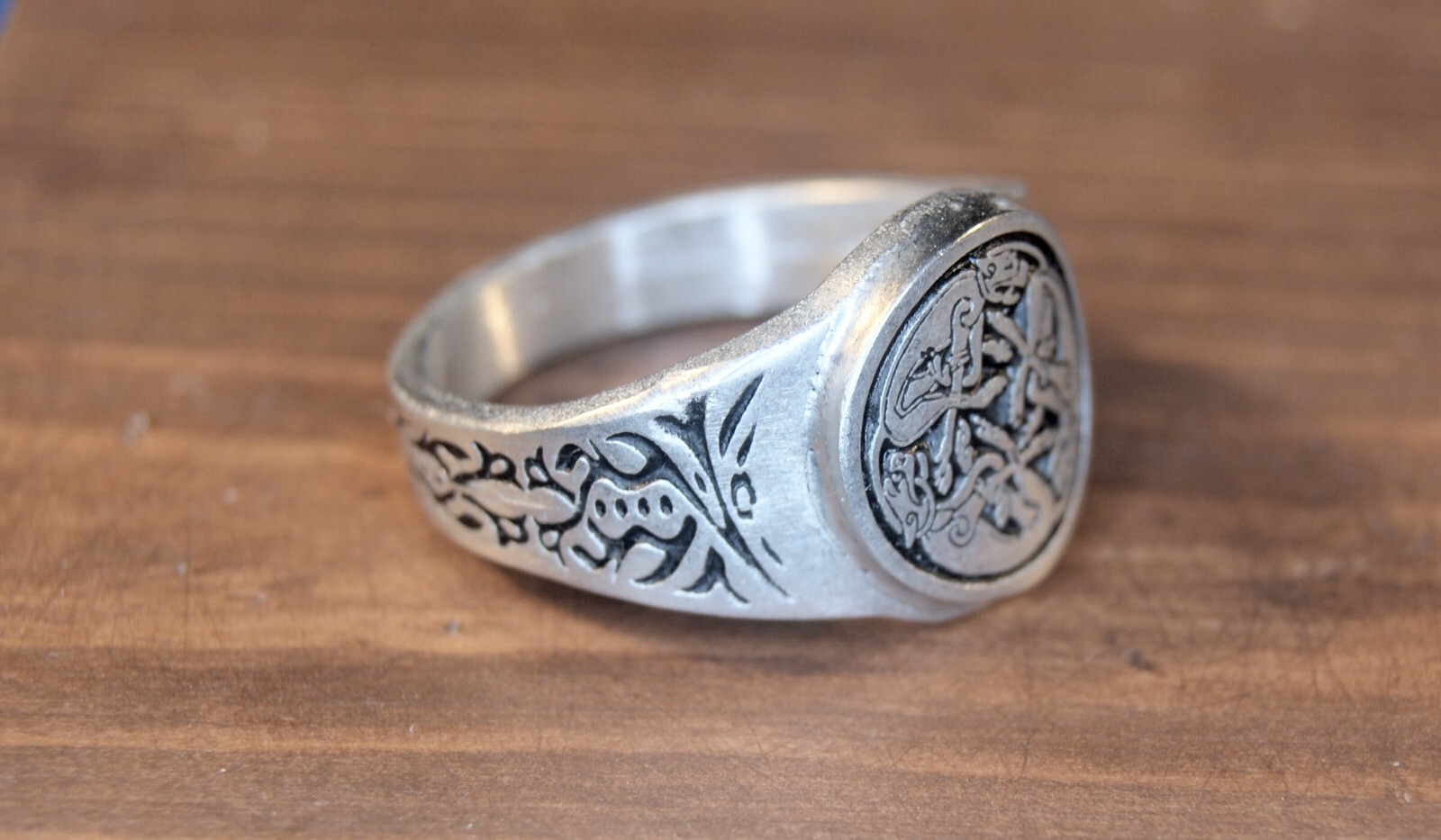 Celtic Hounds ring – 3 dogs biting tails symbol from the Book of Kells