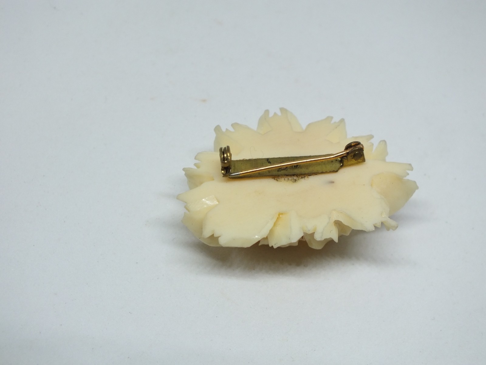 Beautiful Brooch Pin Flower Off White Carved Resin 1 3/4 x 1 1/4″ NICE