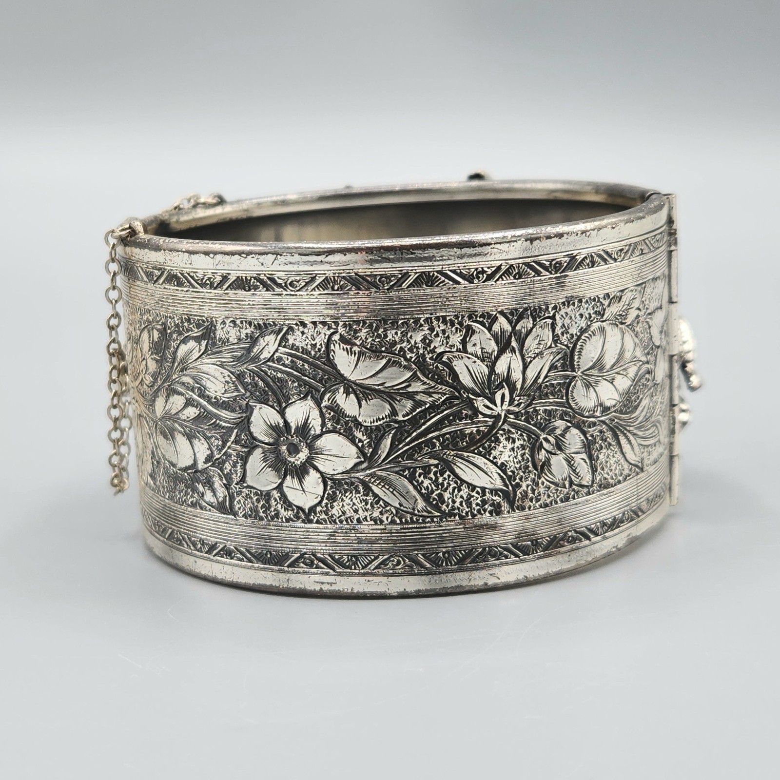 1960s Unsigned Whiting & Davis Gothic Repousse Silver Tone Cuff Bracelet 7″