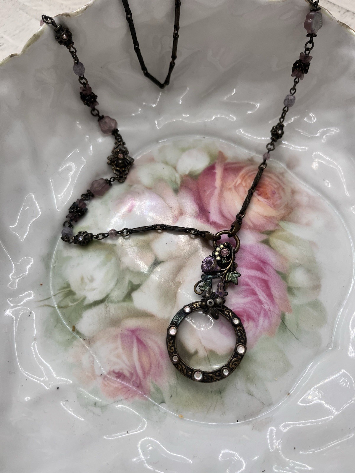 🐝SWEET ROMANCE Art Nouveau Floral BEE Rhinestone Magnifying Glass Necklace 42”