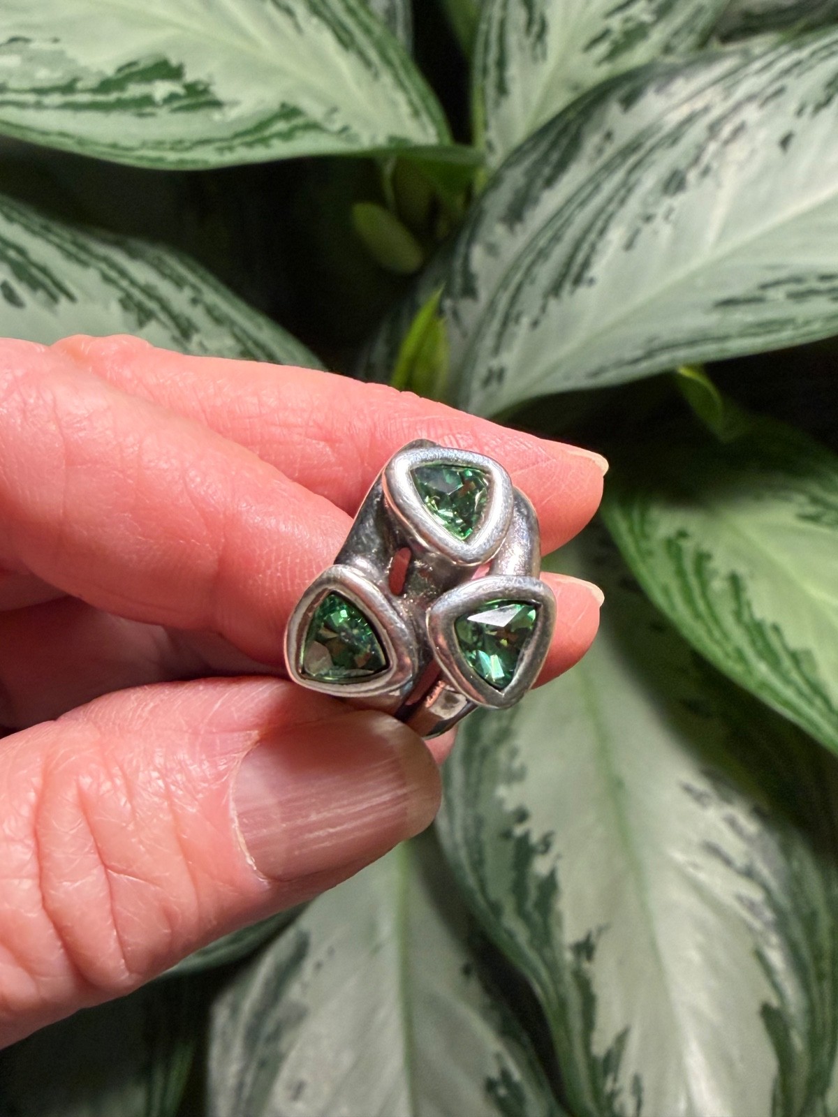 Uno de 50 faceted crystal “chameleon” ring size 8 changes color!