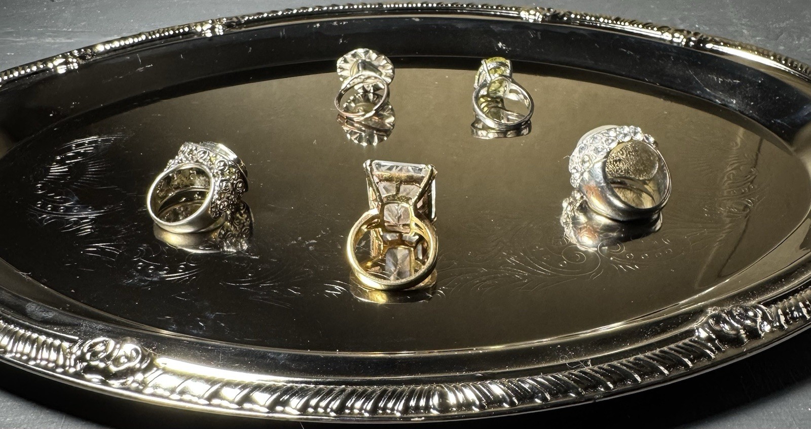 Assorted 5 fashion ring lot in mixed styles and sizes. Adjustable, 7, 8 and 9