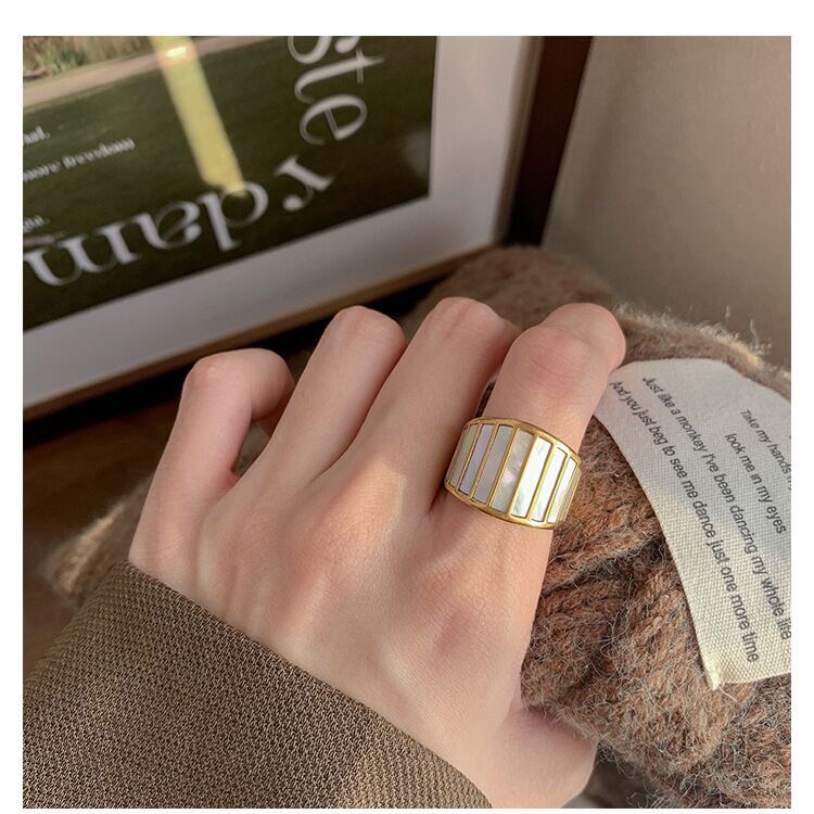 Fashion Woman 18k Gold Plated Stainless Steel Mother of Pearl Band Ring