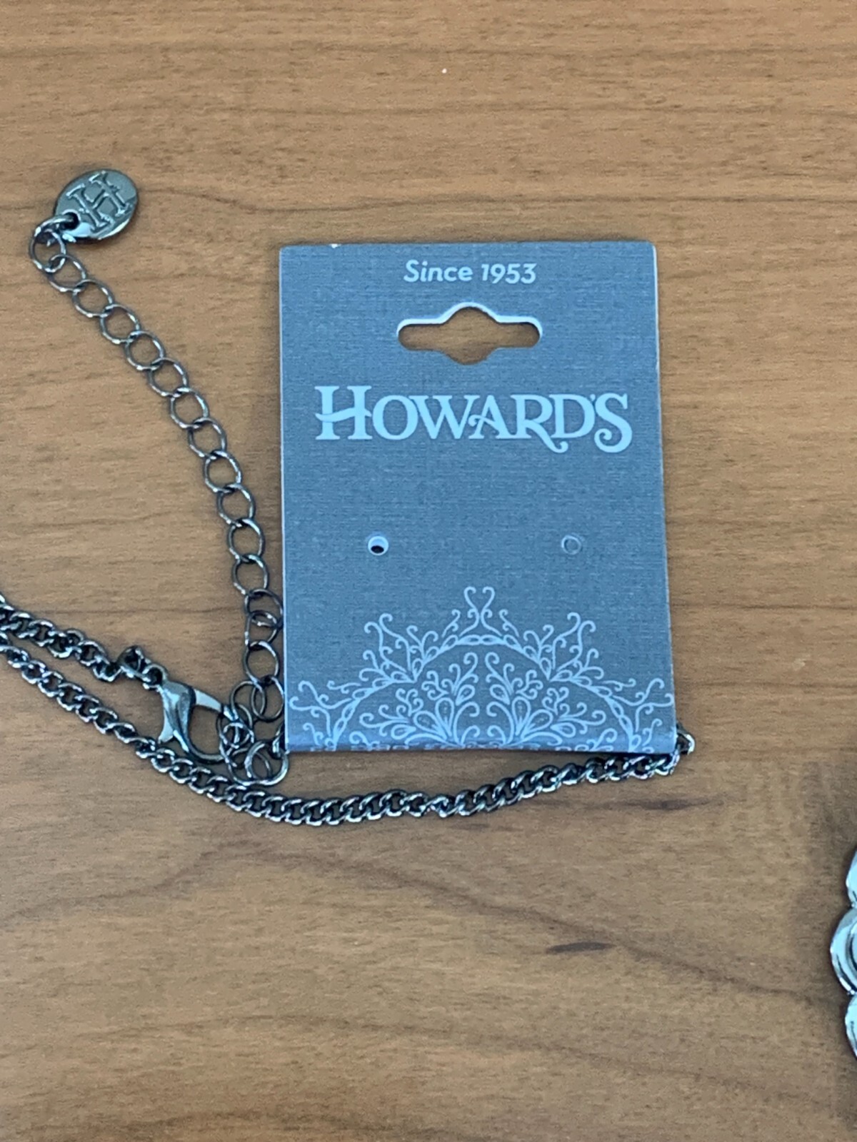 Howard’s Branded Long Chain w/ Pendant Necklace. New With Tag. #21462