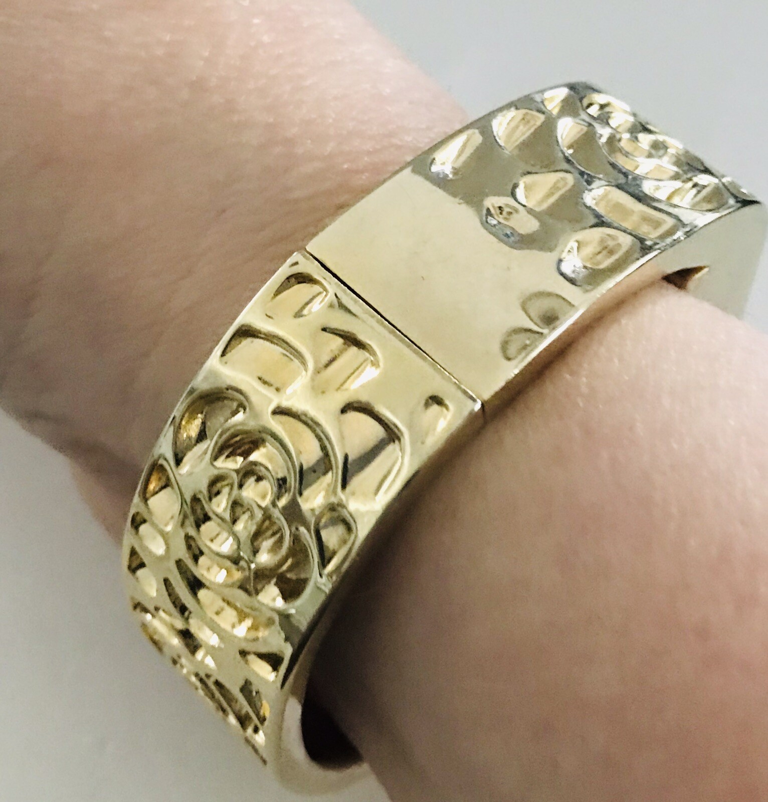 Charming Charlies fitness tracker holder Clamper bracelet GOLDTONE J619