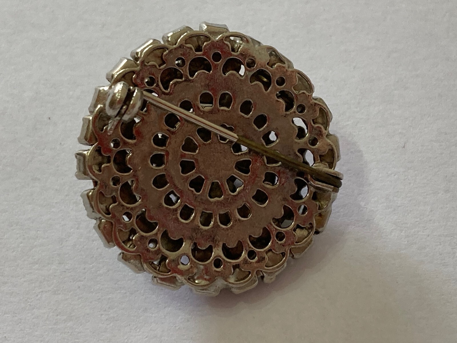 VECCHIA BIGIOTTERIA GIOIELLO SPILLA PINS CON PIETRE VARIE.