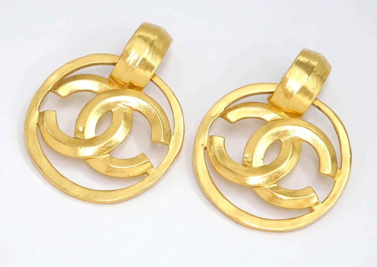 CHANEL CC Logos Round Dangle Earrings Gold Tone 96P Auth #35394