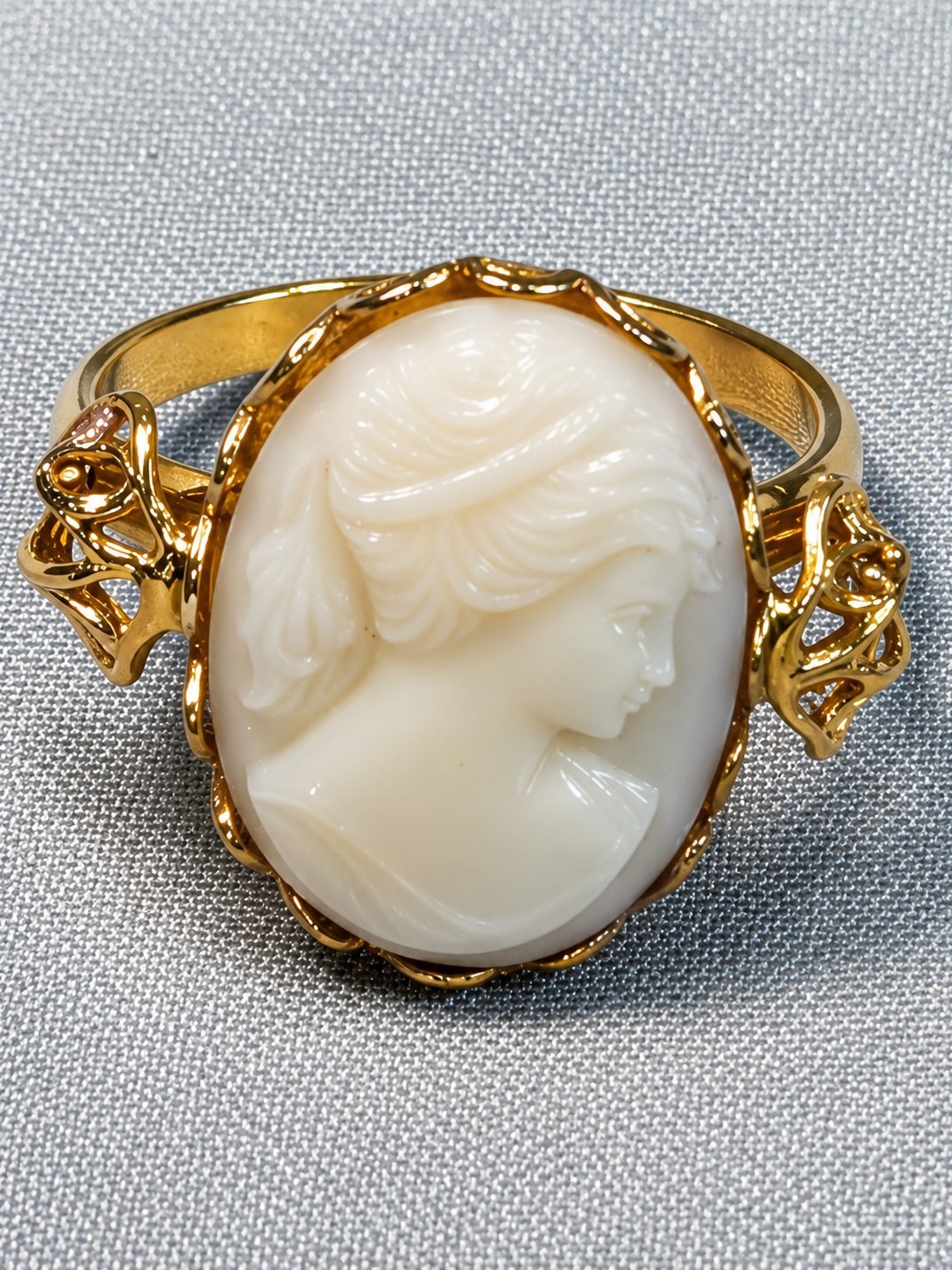 Gold Tone Cameo Ring Size 8