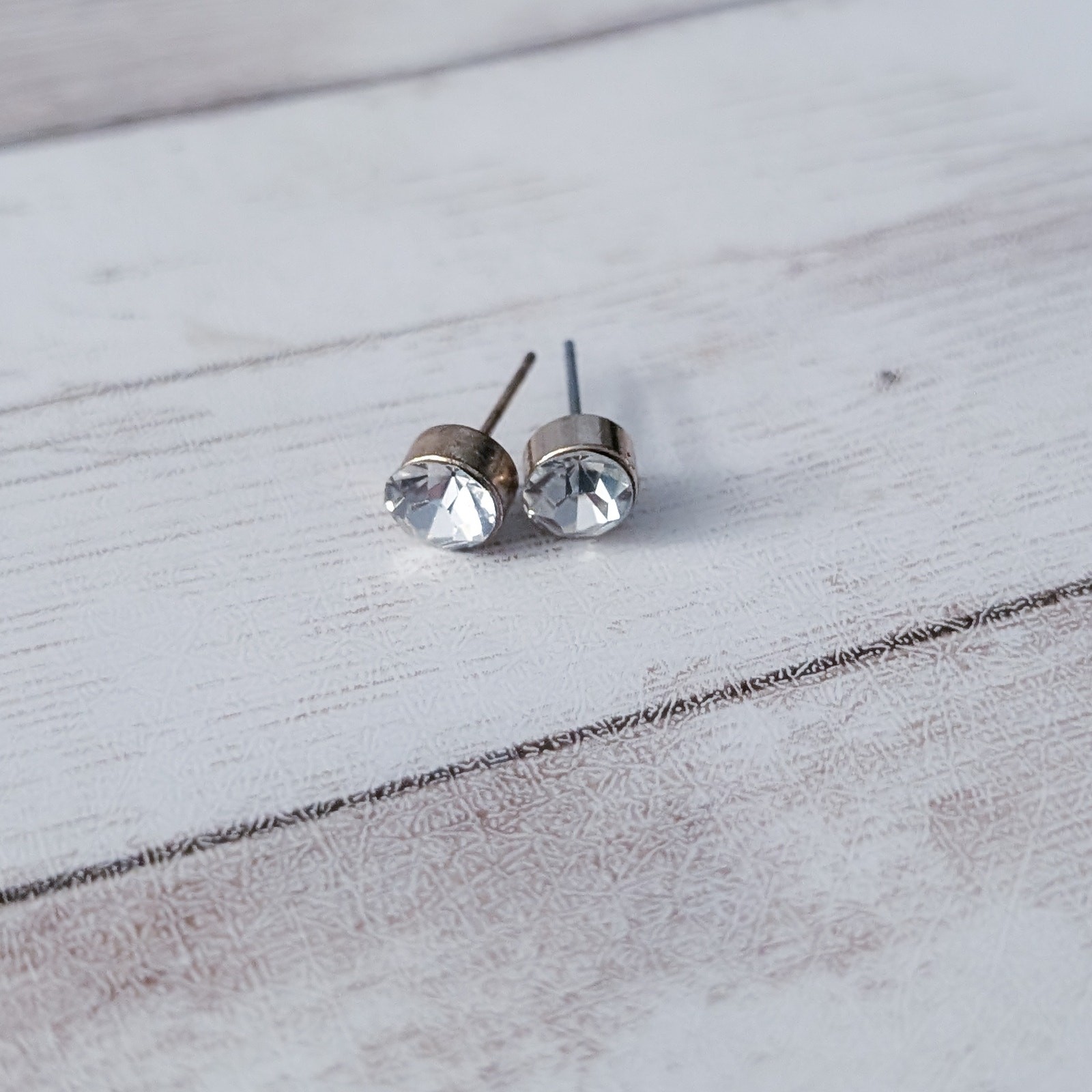Stud Earrings 0.25″ Round Clear Gem & Gold Tone – Fair Condition