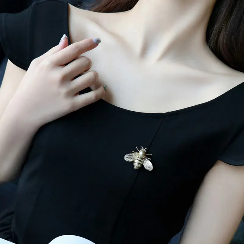 Crystal Rhinestone Bee Brooch Pin Gold Tone Insect Lapel Pin for Women Gift