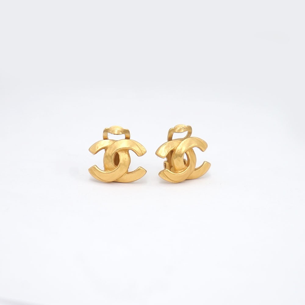 CHANEL CC Logos Vintage Clip-On Earrings Gold Tone 00T Auth w/Box #8313