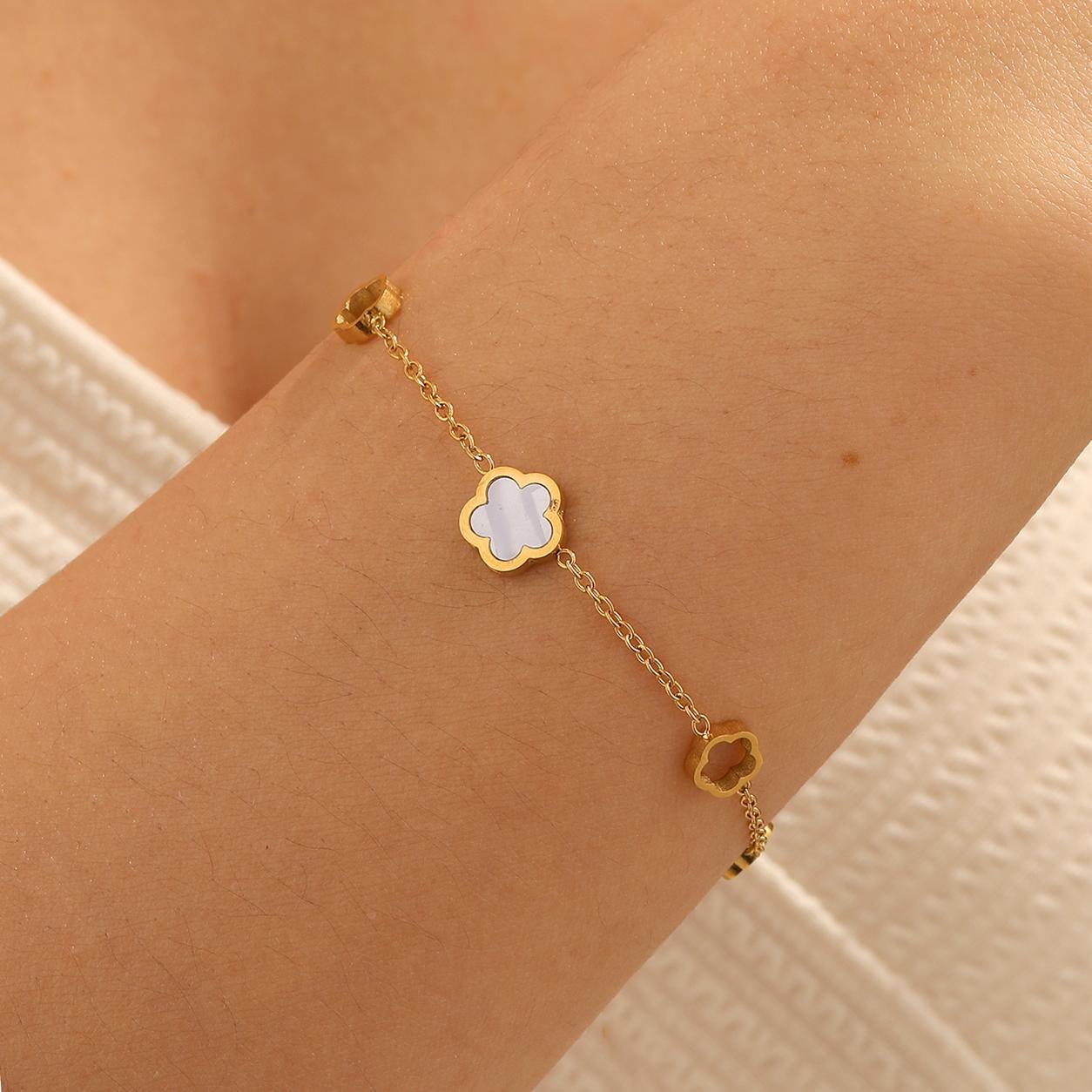 White Shell Inlay Hollow Flower Bracelet 316L Stainless Steel Non Fading Gift