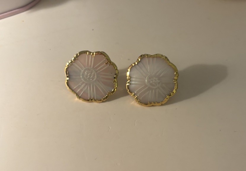 Vintage Gold Tone White Mother Of Pearl Enamel Flower Stud Earrings