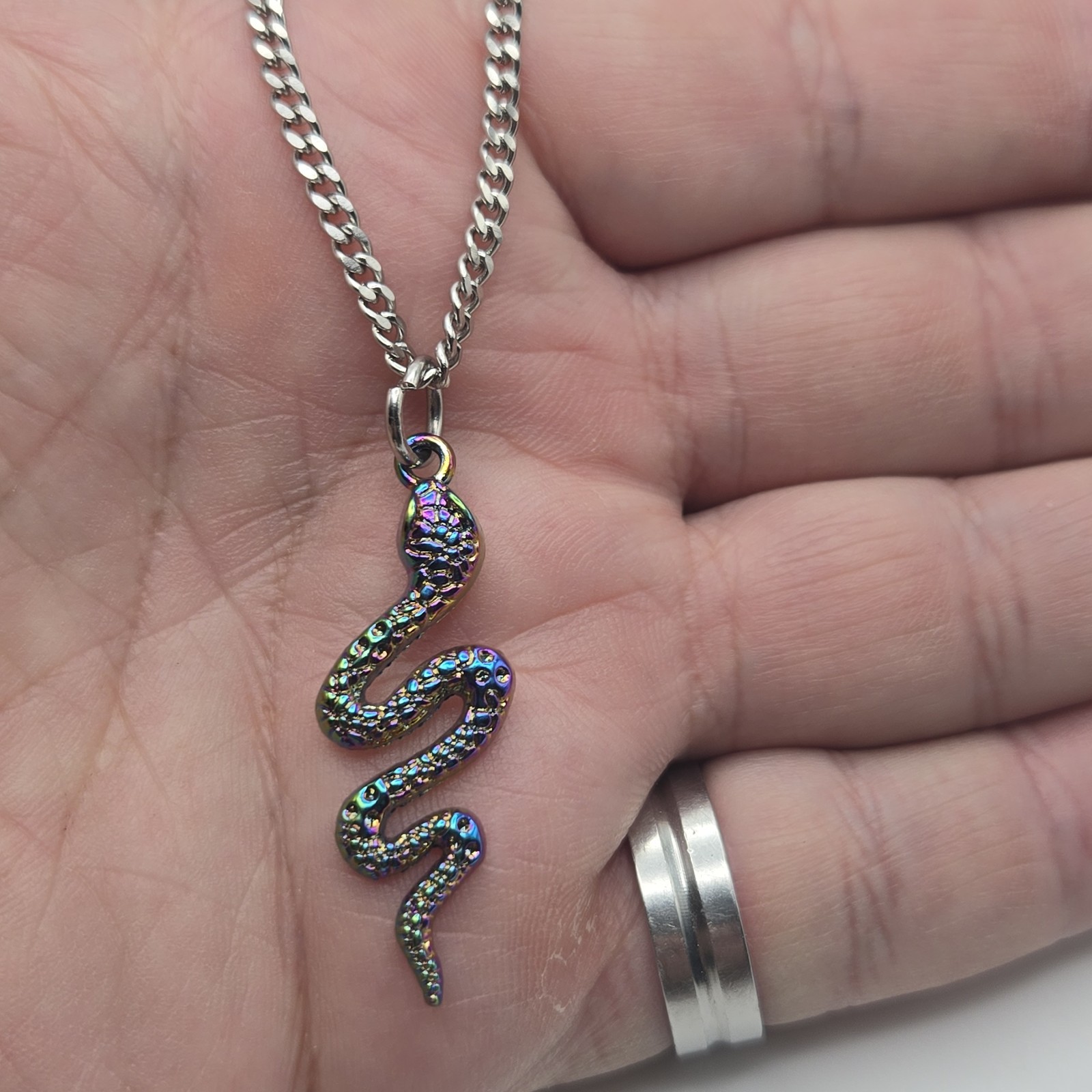 MULTI COLOR SNAKE CHARM / 18″-24″ STAINLESS STEEL CURB CHAIN NECKLACE