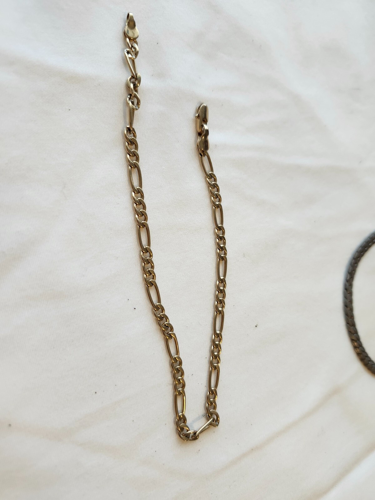 Cute gold colored bracelet, interesting varied links shapes