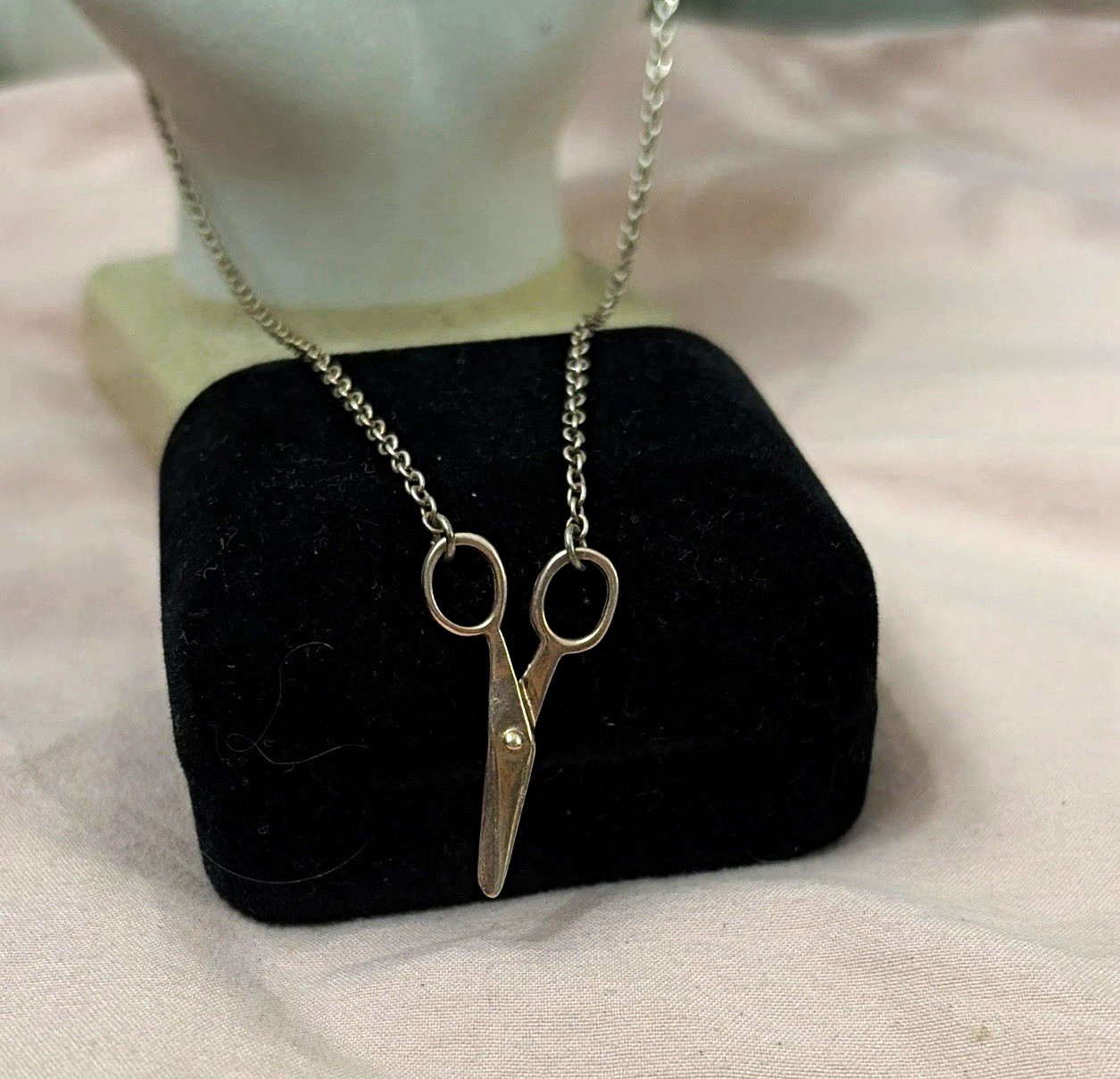 Sterling silver 925 Italy chain with a ✂️pendant.