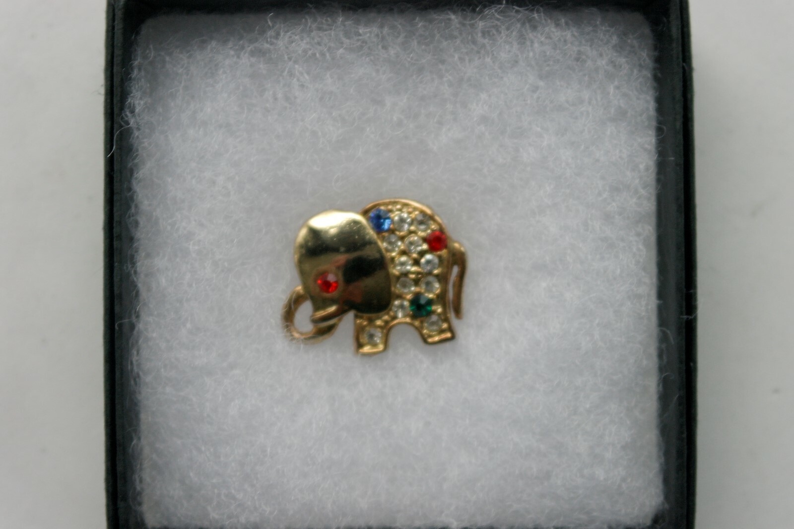 BEAUTIFUL FASHION BROOCH WITH ELPHANT 5.5 GR. 2.5 X 2 CM. WIDE IN GIFT BOX