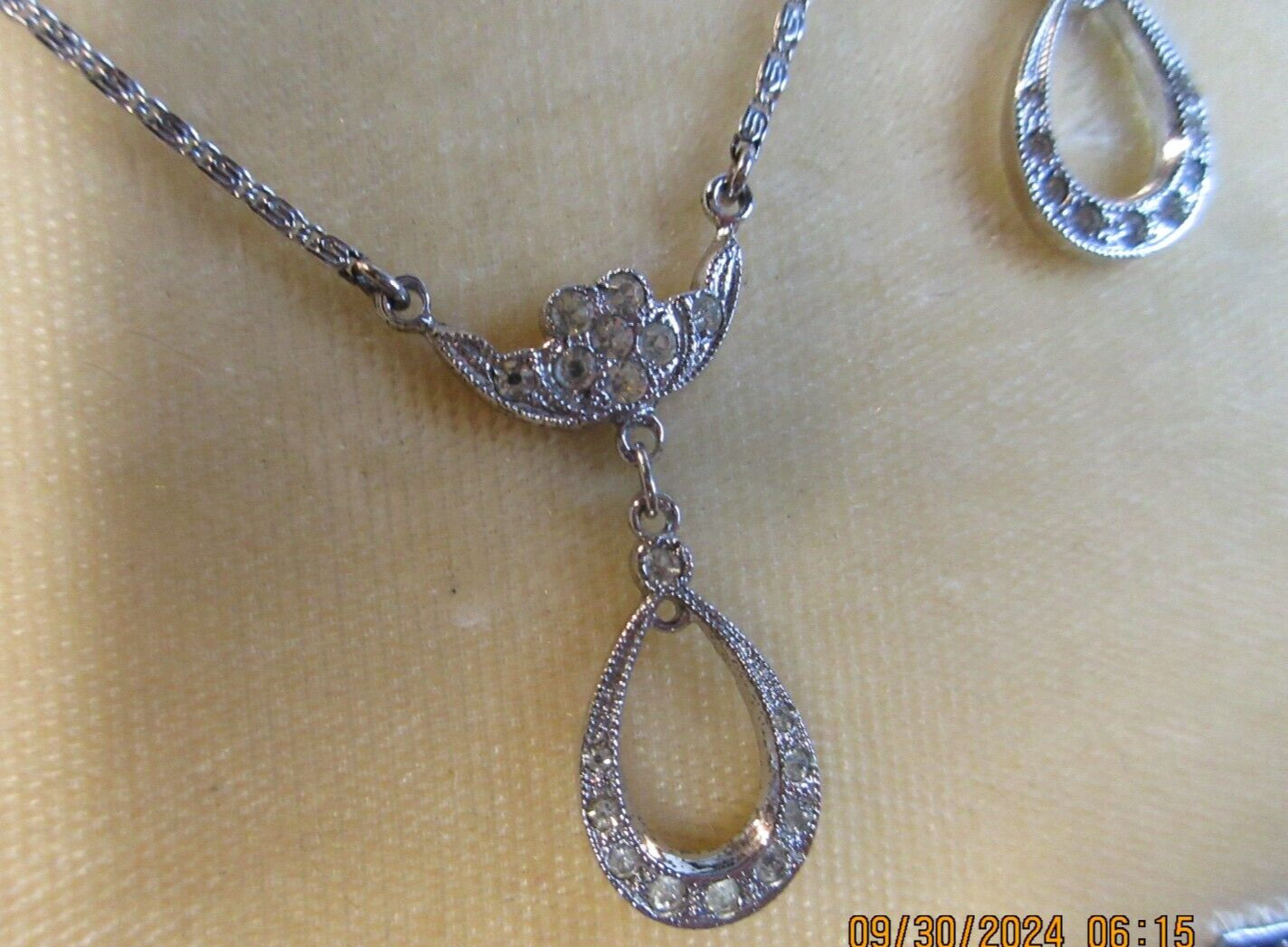 STERLING RHODIUM FINISH~HAND SET STONES~3 PIECE~NECKLACE & SCREWBACKS~17 1/2″