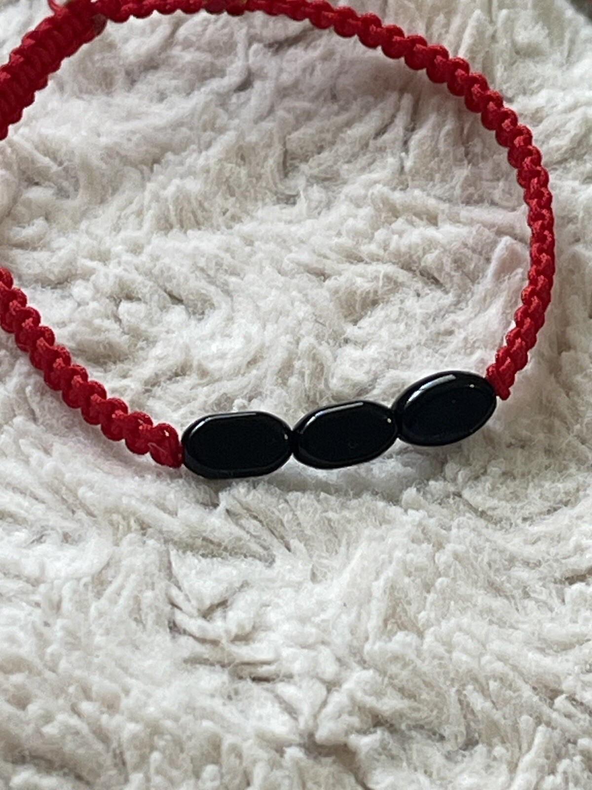Pulsera Roja Triple Onyx Negras para la proteccion general de la vida